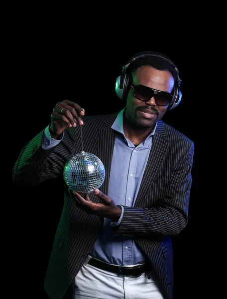 African American man Disco bal Over zwarte achtergrond — Stockfoto