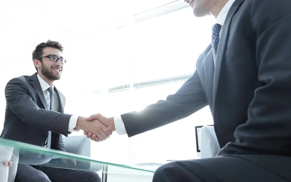 Poignée de main partenaires commerciaux dans le bureau — Photo