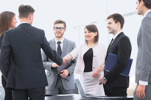 Handshake obchodních partnerů vedle jejich právníci — Stock fotografie