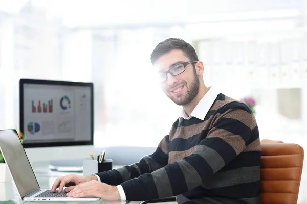 Employé réussi à un bureau — Photo