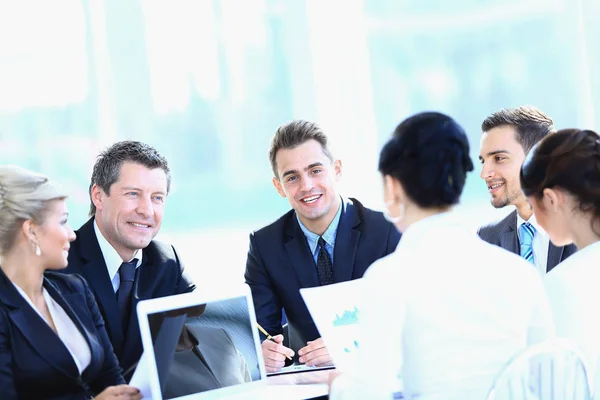 Uomo d'affari e team di lavoro che lavorano con i documenti — Foto Stock