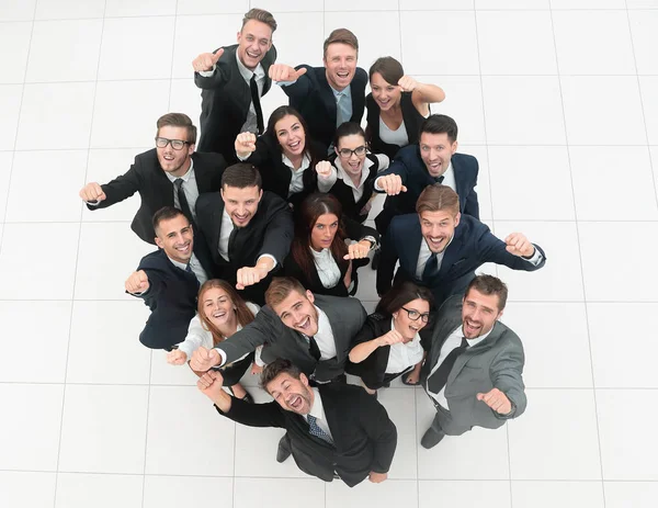 Conceito de sucesso. equipe de negócios levantando as mãos e olhando para a câmera . — Fotografia de Stock