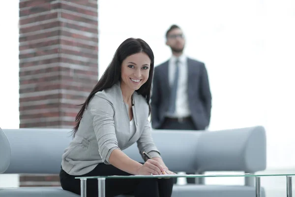 Mujer de negocios firma documentos en una oficina moderna . — Foto de Stock