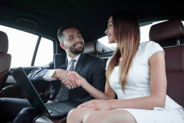 Tokalaşırken, iş adamları bir toplantı arabada bitirme