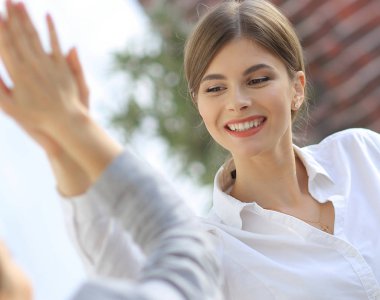 İş ekibinin üyeleri birbirlerine beşlik çakıyor..