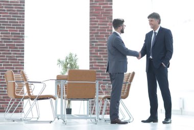 İki iş adamları el ofiste sallamak.