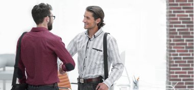 El sıkışma yöneticisi ve ofisteki müşteri.