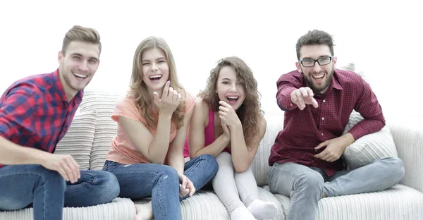 Grupp av glada vänner titta på sin favoritfilm — Stockfoto