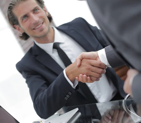 Parceiros de negócios handshake na frente do laptop aberto — Fotografia de Stock