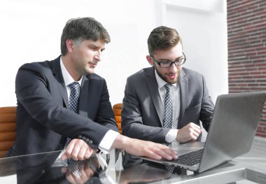 İş arkadaşları çalışma konuları tartışmak