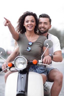Genç güzel çift sürme motosiklet şehir sokak.