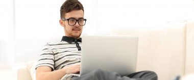 yakışıklı bir adam evde çalışma