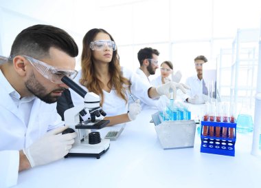 Bilim adamları laboratuarda test tüpleri ile incelenmesi.