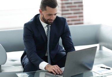 İşadamı kanepede oturan belgelerle çalışma.