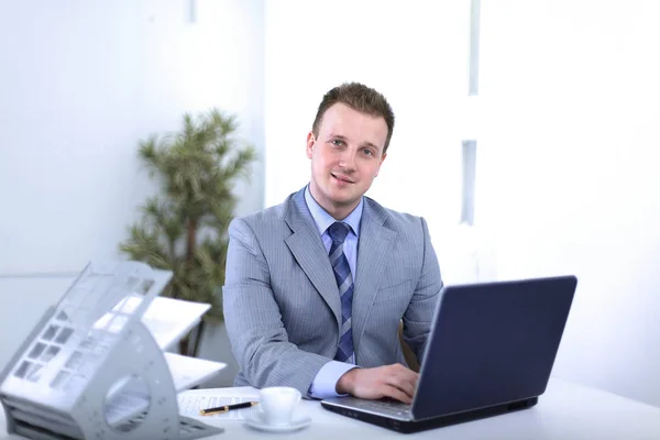 Knappe zakenman werkt op kantoor. — Stockfoto