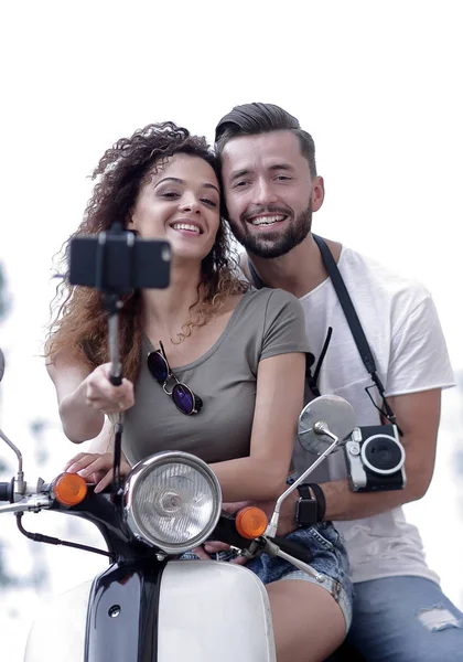 Mannelijke en vrouwelijke op motor scooters in een stad. — Stockfoto