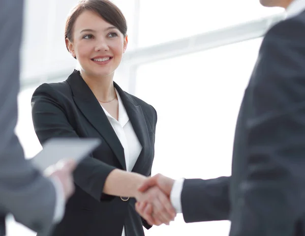 Üzletasszony kezet rázott egy üzletemberrel egy találkozó alatt. — Stock Fotó