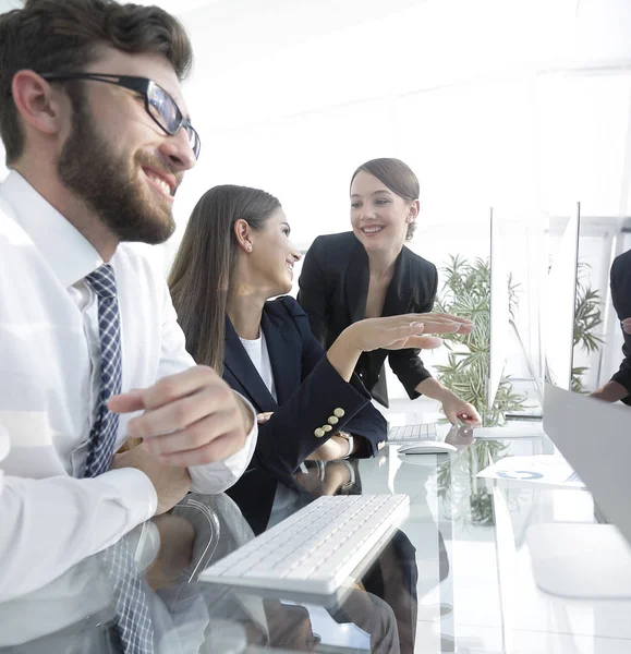 Primer plano. equipo de negocios discutiendo —  Fotos de Stock