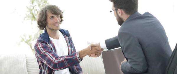 Gerente le da la mano a su cliente —  Fotos de Stock