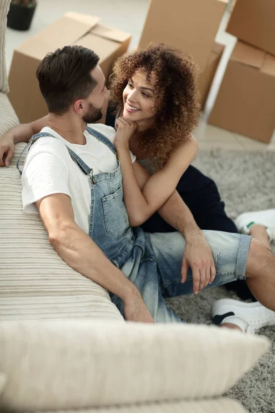 Recién casados felices en un apartamento nuevo . — Foto de Stock