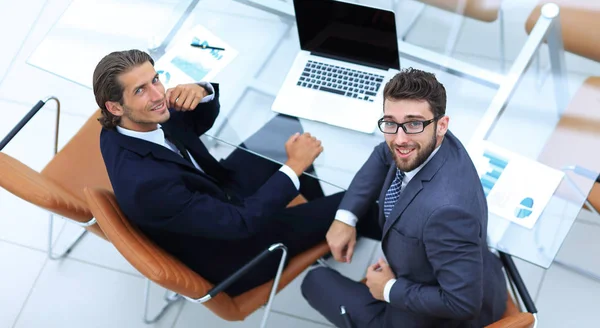 Framgångsrika medarbetare sitter bakom ett skrivbord — Stockfoto