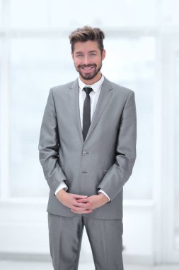 gri takım elbiseli bir genç adam