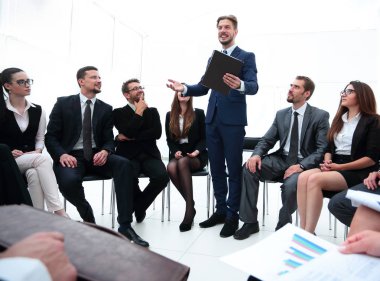 İş ekibi koçu alkışlıyor.