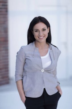 Başarılı gülümseyen mutlu genç kadın.. .