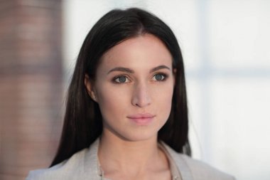 Modern bir genç kadının kayıp portresi.