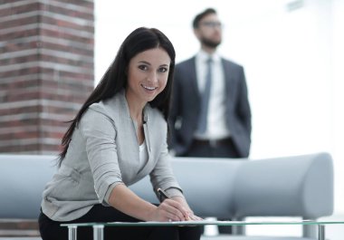 iş kadını modern bir ofis belgeleri imzalar.