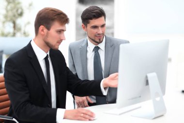 Çalışanlar bir masanın arkasında oturan konuşuyorsun