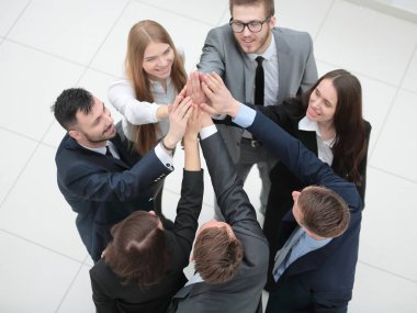 Yakın plan. Elleri bağlı neşeli bir iş ekibi.