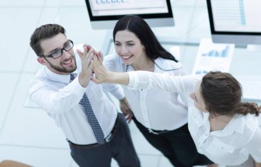 Başarılı iş adamları birbirlerine beşlik çakıyor. .