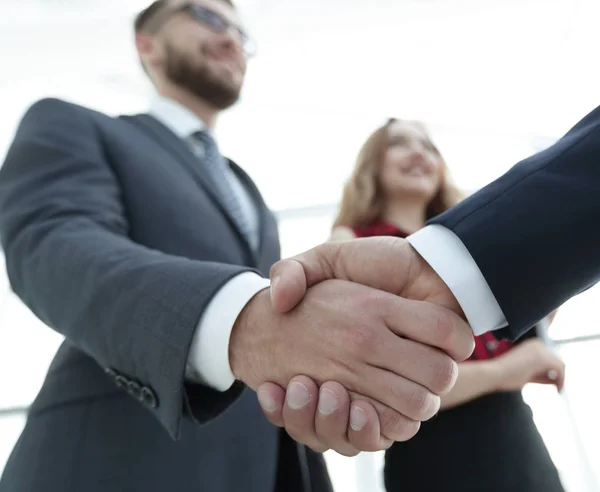 Бизнесмены делают рукопожатие - деловой этикет, поздравления — стоковое фото