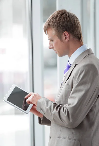 Lavorare su un tablet digitale — Foto Stock