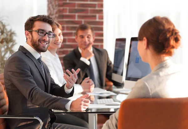 Equipe de negócios discutindo novas ideias em sua mesa . — Fotografia de Stock