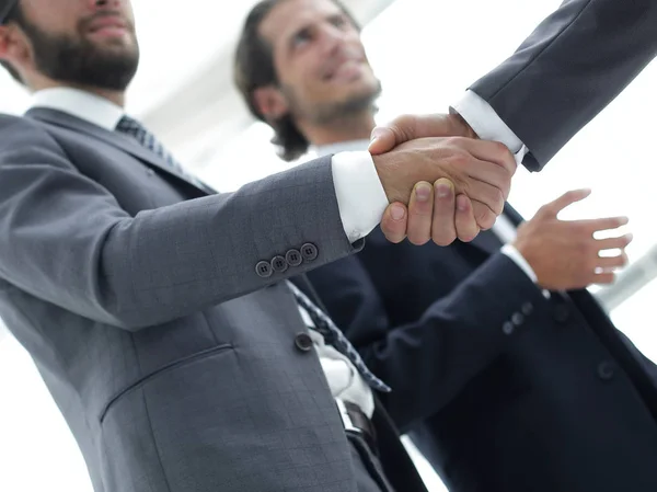 Immagine ritagliata di uomini d'affari che si stringono la mano — Foto Stock