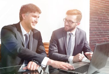 İş arkadaşları çalışma konuları tartışmak