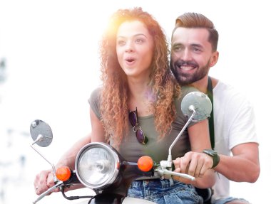 Bir şehirde güneşli bir günde sürme çekici çift