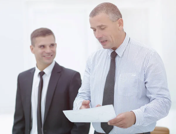 Gerente e cliente para discutir os termos do contrato — Fotografia de Stock