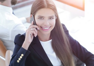 Kadın işçilerin bir cep telefonunuzda bir müşteri ile konuşurken