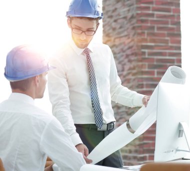 Mimar ve mühendis, bir bina proje düşünüyor