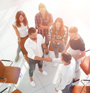 iş adamları top.handshake görüntülemek