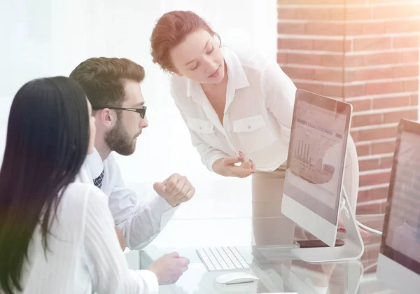 Equipo empresarial discutiendo información en el lugar de trabajo —  Fotos de Stock