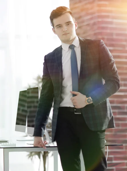 Jeune employé dans le bureau — Photo