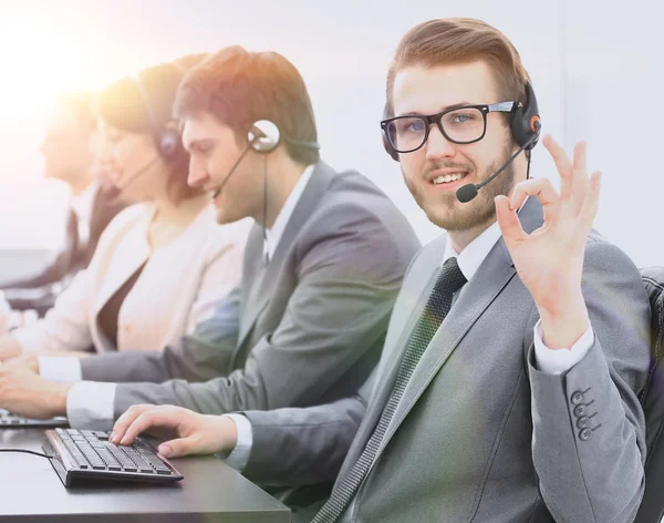 Kundendienstmitarbeiter mit Headset zeigt Schild "ok" — Stockfoto