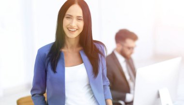 başarılı genç iş kadını çekici emin gülümseme ile