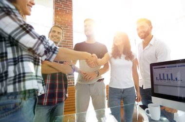 el sıkışma genç tasarımcı ve istemci