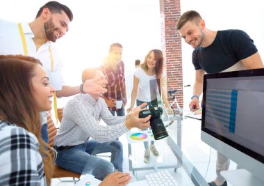 Grup fotoğrafı modern bir ofiste çalışan editörler.