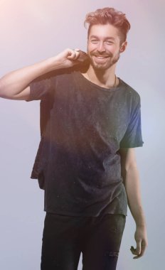 Gri bir arka plan üzerinde bir trendy sakallı adam portresi